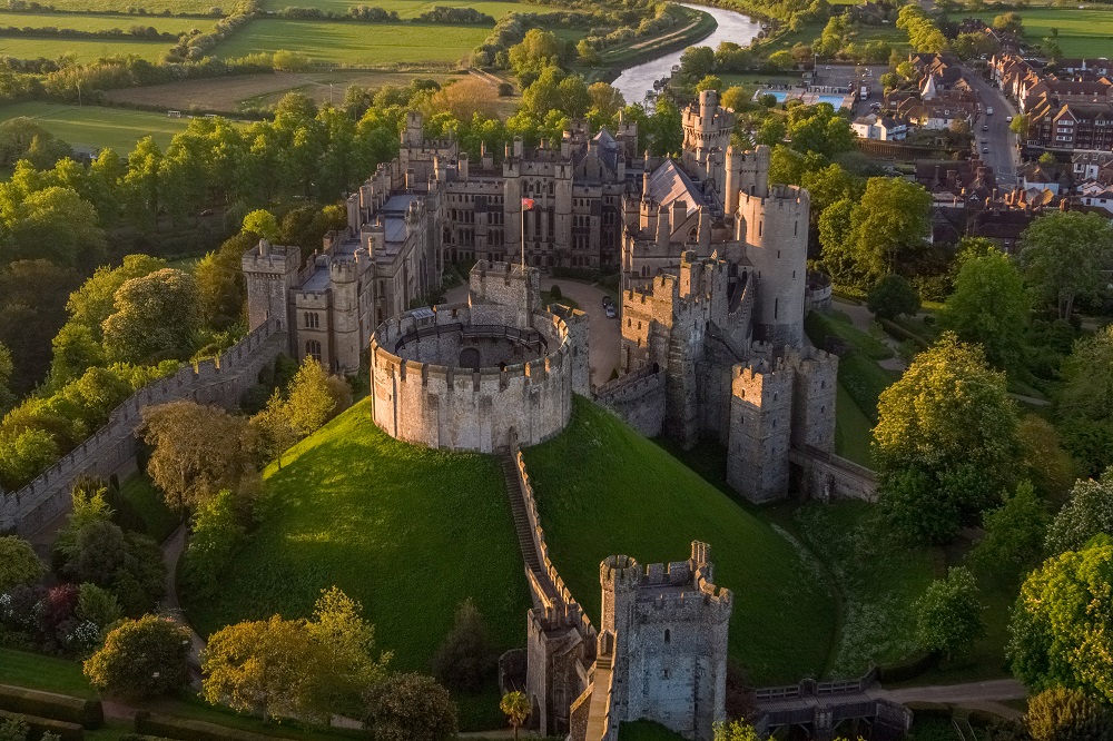 Two days to go! #DidYouKnow The oldest feature of Arundel Castle is the motte, an artificial mound which is over 100 feet high - it was constructed in 1068. #FunFact #ChristmasCountdown @sussexscenes