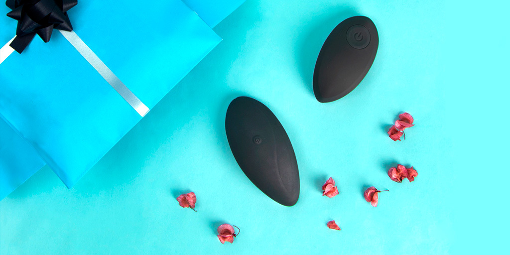 Este es nuestros vibrador secreto para braguita y tanga. Un formato elegante y pequeño (pero muy potente) para colocar en tus braguitas o tanga 🩲  y darle el control a tu pareja 🕹️ Podrá elegir entre 10 intensidades de vibración para hacértelo pasar muy pero que muy...¡bien!