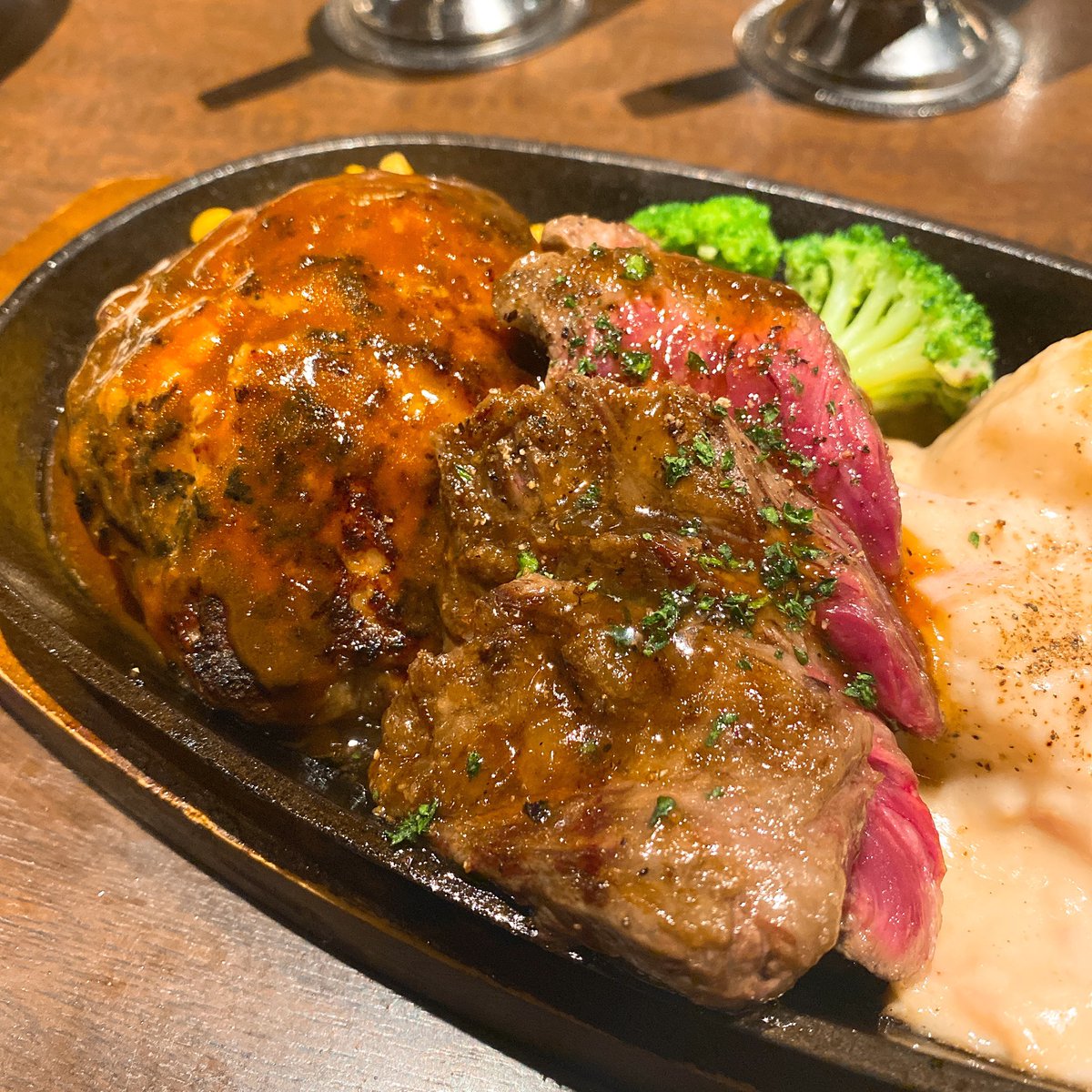 umaumaOK's tweet photo. 先日京都の寺町錦にある「パリ21区」さんでランチとディナーいただいてきました🍖
ここのステーキは柔らかくて美味しいし、ハンバーグもジューシーでよかった😍
インスタも是非ご覧下さい🙇‍♂️ https://t.co/XhYwWkQYfd