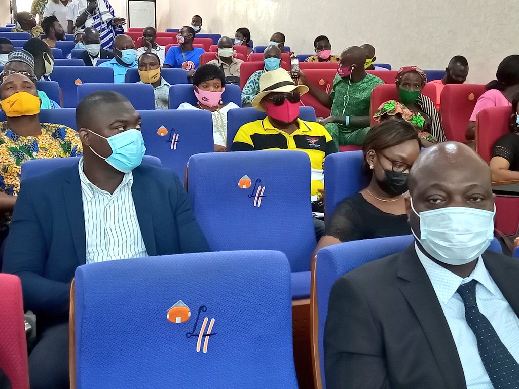 gouvbenin's tweet photo. La #DGI procède à la remise des lots aux gagnants du tirage de la Tombola des factures normalisées du 18 décembre 2020. Ils sont 100 gagnants à recevoir leurs lots à #LinkHotel de #Lokossa en présence du #DGAI, #JustinAGBIKOSSI, et de l'Huissier de justice Maître #MaximeASSOGBA. https://t.co/yW16BhV55x