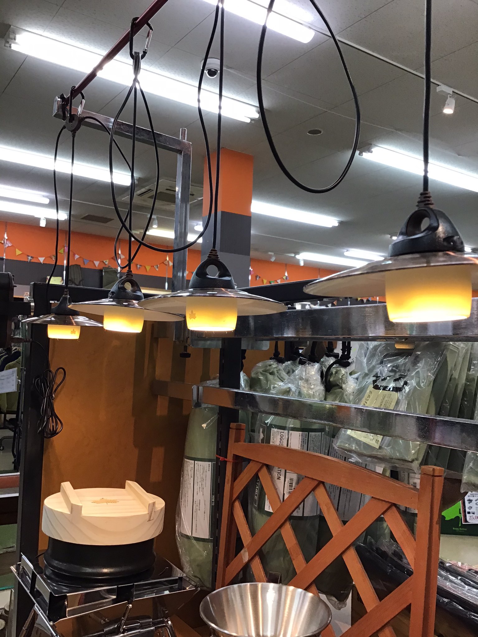 ロゴスショップ福岡店 公式 Logos のレトロなランタン Usbシェードランタン 4連タイプ ランタンとしての明るさはもちろん サイトを飾るデコレーションにもオススメ ロゴスショップ福岡店でお待ちしています ロゴス