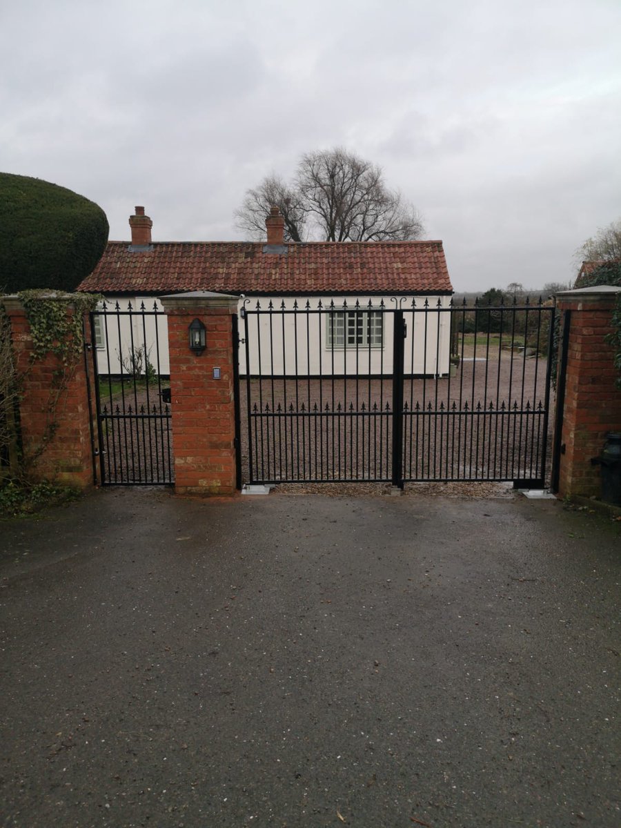 TSS_Nottingham's tweet photo. New Gates fitted for our customer this week! 

Just in time for Christmas  🎅🎅

#gates #gate #gateinstallation #newgates #SecureGate #security #nottingham #nottinghamshire #derbyshire #derby #installation #secureyourproperty #nicegates #manufacturedinhouse #totalsecuritysystems https://t.co/ANRaCug1FC