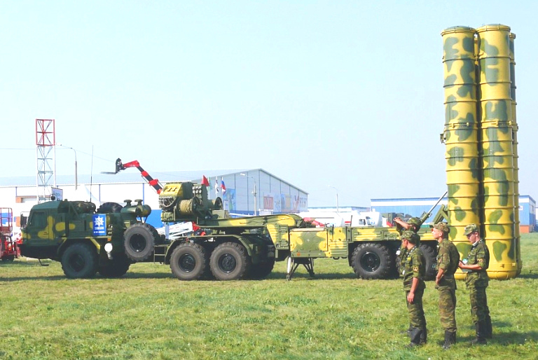 (4) Tractor-Erector-Launcher (TEL):- 5P85TM/T2/TE2 semi-trailer mated to 6 x 6 BAZ-64022 tow tractor (pic 1&2)- 5P85SE demonstrator TEL with quad 9M96E launch tubes (pic 3)- Missile arrangement/tube (pic 4)(5V55K/R are from older S-300 series)