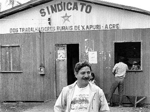 Hace 32 años fue asesinado en Brasil Chico Mendes, seringueiro (recolector de caucho), sindicalista y defensor de la Amazonía. 

Participó en la creación de la Central Única de Trabajadores y la Alianza de los Pueblos de la Selva, agrupando a seringueiros e indígenas. ⬇️