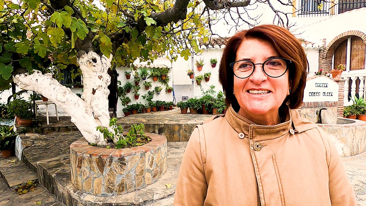 LosRepobladores's tweet photo. En 1985, #Montserrat se instaló en Torre del Mar para formar una familia. Allí ha tenido su taller de artesanía del vidrio hasta enero de este año, cuando decide dar un cambio radical a su vida e irse a una pequeña aldea, #Alcaucín 🌍 ¡Toda una #repobladora! 🔝
📣 Domingo https://t.co/kfjliAnfdq
