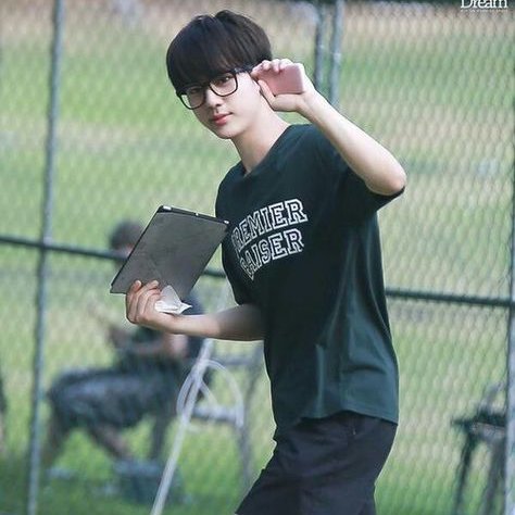 "kim seokjin as your college boyfriend"-- a thread that will leave you hopeful and hopeless at the same time.