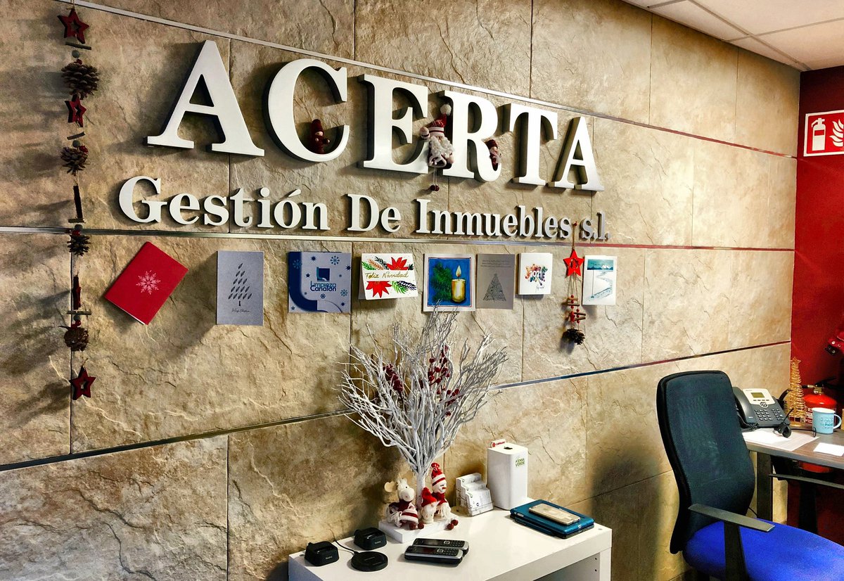 Cada vez son menos los crismas físicos que recibimos 😢 pero quienes mantienen la costumbre, que sepan que tienen su lugar dentro de nuestra decoración navideña, xq las facturas, presupuestos, ... si que nos gustan en formato electrónico, pero tu felicitación 👉🏼 mejor en papel 😉