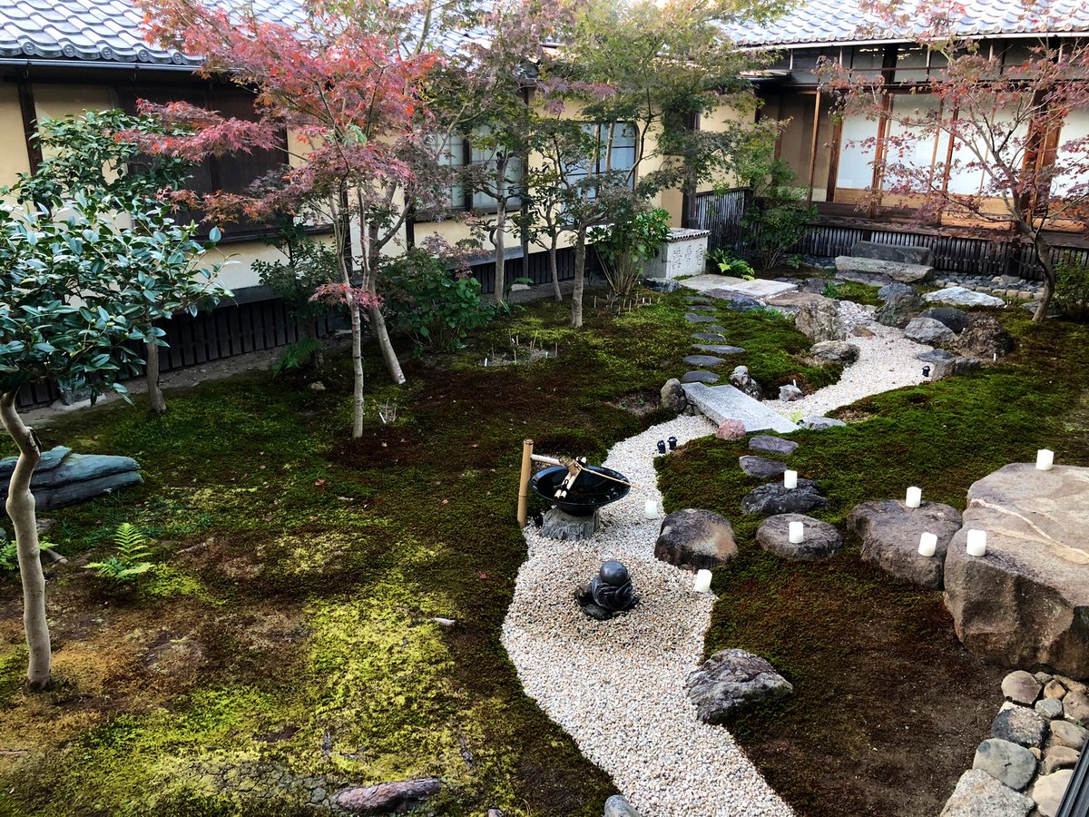日本庭園情報メディア おにわさん The Japanese Gardens 妙顕寺庭園 五色椿と松の庭 こちらも琳派の作家 酒井抱一 の 観世音図 にちなんで作庭された庭園で その名の通り冬には椿 が それ以降の季節にも様々な花も楽しめる庭園 また妙顕 日本庭園情報メディア おにわさん The Japanese Gardens 妙顕寺庭園 五色椿と松の庭 こちらも琳派の作家 酒井抱一 の 観世音図 にちなんで作庭された庭園で その名の通り冬には椿 が それ以降の季節にも様々な花も楽しめる庭園 また妙顕