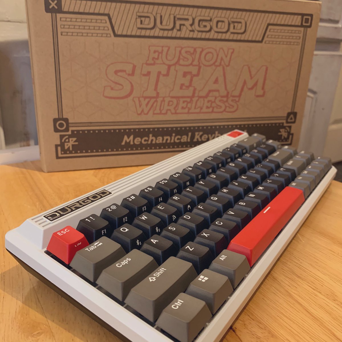 Stephen_Griffin's tweet photo. Four months of waiting, but it's finally here and is a thing of beauty. Oh, those clicks! #durgod #steam #mxblue #keyboard #fusion https://t.co/EMNFXpTog5