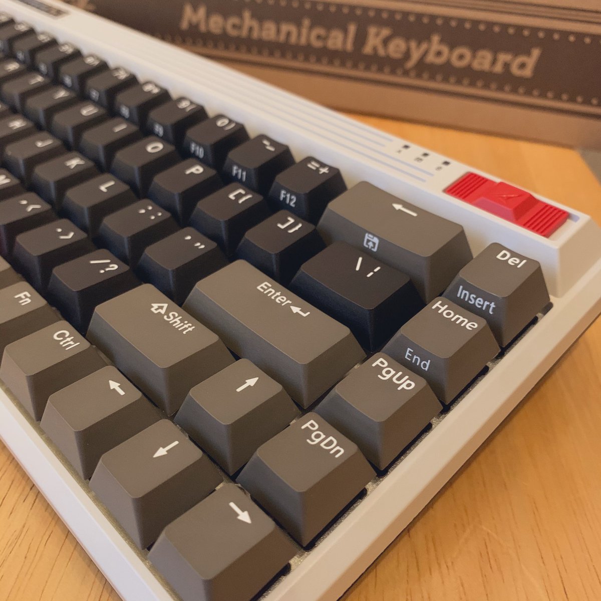 Stephen_Griffin's tweet photo. Four months of waiting, but it's finally here and is a thing of beauty. Oh, those clicks! #durgod #steam #mxblue #keyboard #fusion https://t.co/EMNFXpTog5