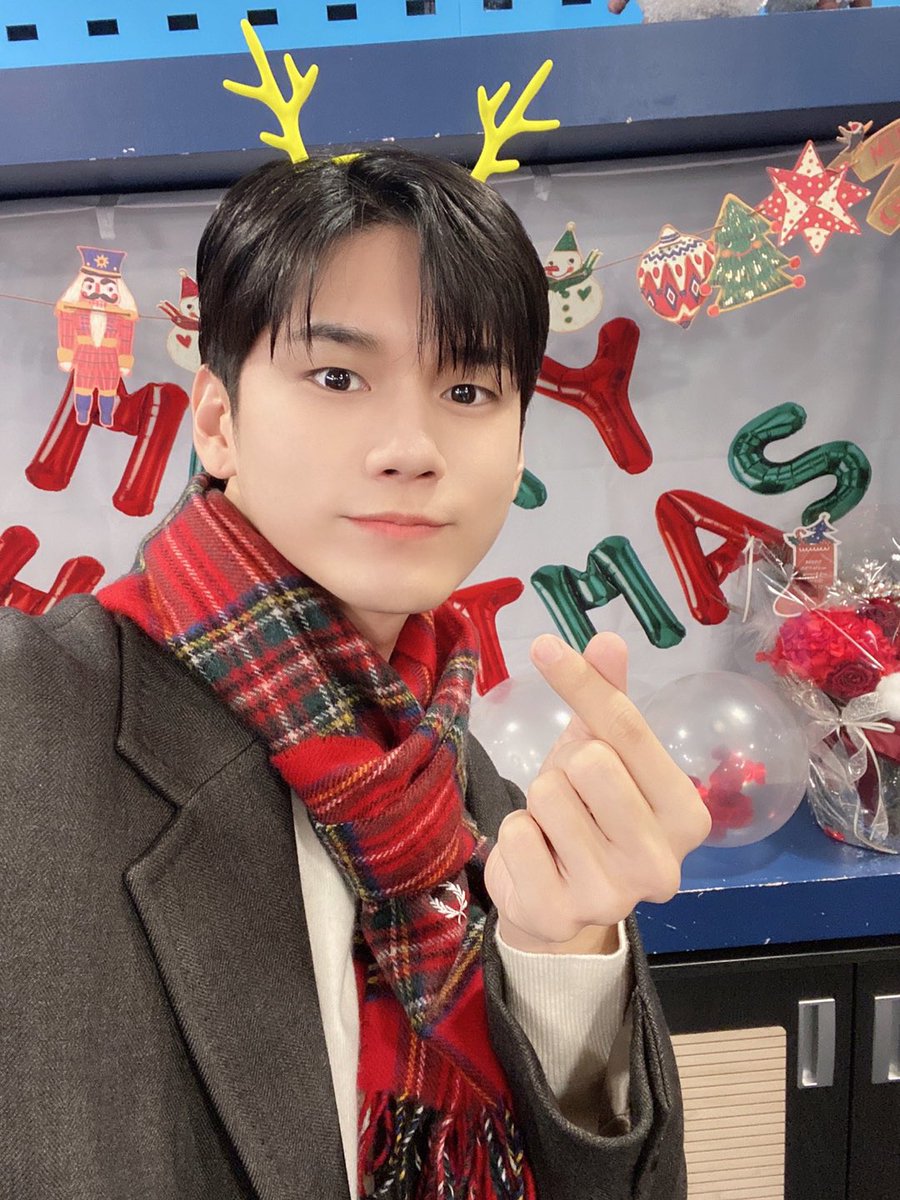 ✨ 201223 박소현의 러브게임 #옹성우 ✨

러브게임 더블 DJ🎙 옹디와
두 시간 꽉꽉 채워 함께 한
미리 메리 크리스마스🎄✨
남은 연말도 옹성우와 함께
행복하게 보내요 위로💖

#ONGSEONGWU