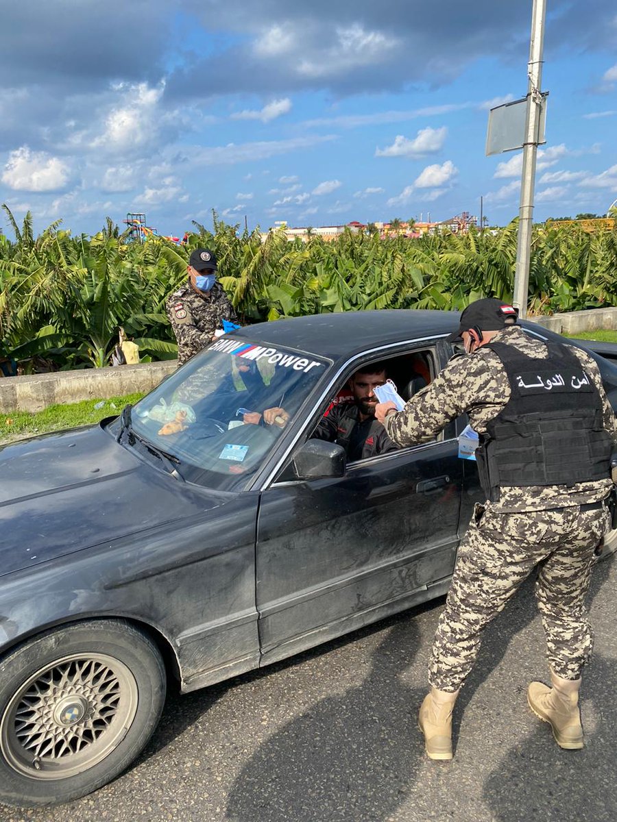 statesecuritylb's tweet photo. توزيع كمامات على المواطنين في مدينة صور وحثهم على ضرورة استعمالها والالتزام بالتباعد الاجتماعي للحد من انتشار جائحة كورونا. https://t.co/9Vyt130fI7