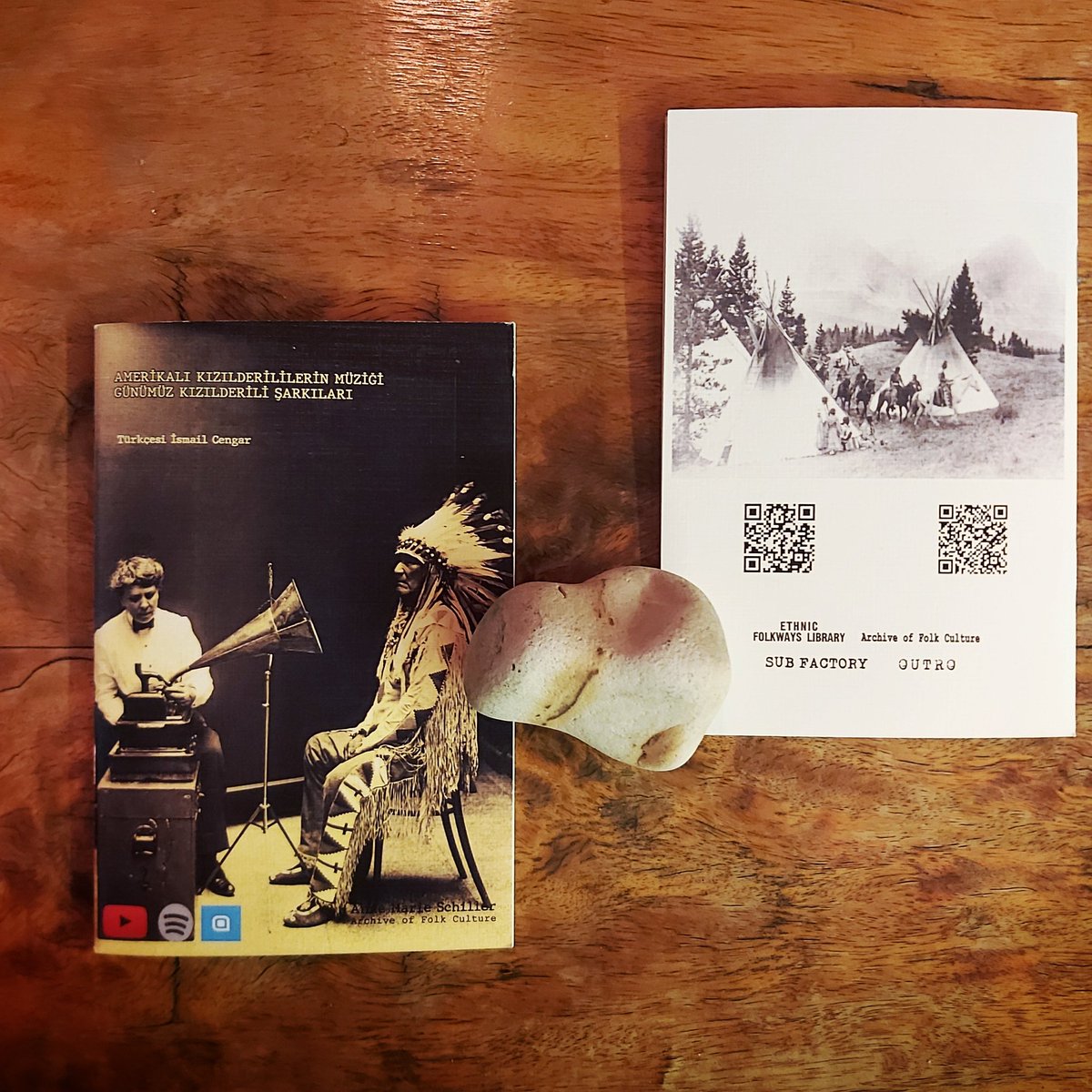 Sub Factory &amp; Outro birliktileğinin ilk yayını 2020 biterken elimizde. 2021'de nicelerini göreceğiz. Sınırlı sayıdaki kitaplar için @sub_factory adresine ya da Outro'ya uğrayabilirsiniz.