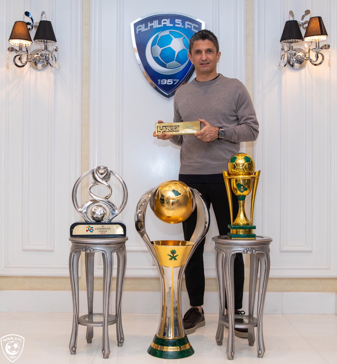 Alhilal_FC's tweet photo. 🔝قائد الأوركسترا #رازفان_لوشيسكو يتوّج بجائزة أفضل مدرب روماني لعام 2020، بالمناصفة مع مدرب #الهلال السابق كوزمين أولاريو 👏🏼💙 https://t.co/DKDD4iRIQp