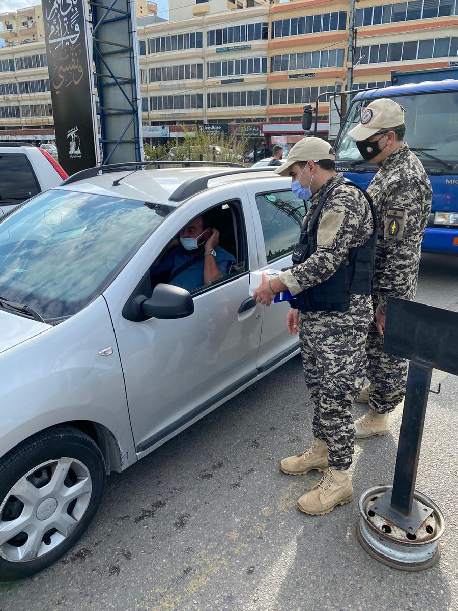 statesecuritylb's tweet photo. توزيع كمامات على المواطنين في مدينة صور وحثهم على ضرورة استعمالها والالتزام بالتباعد الاجتماعي للحد من انتشار جائحة كورونا. https://t.co/9Vyt130fI7