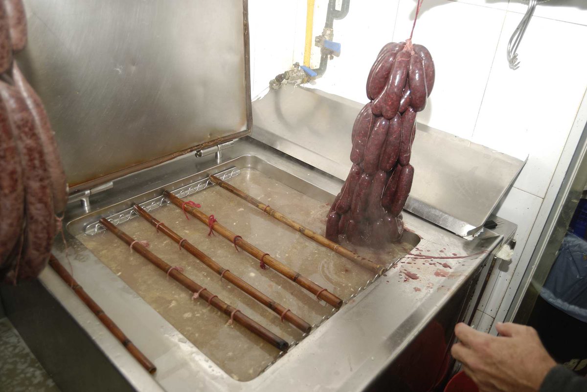 A les Terres de l'#Ebre, la #baldana, sobretot la d’arròs, s’ha convertit en un símbol territorial i en un recordatori constant d’una manera de fer col·lectiva, casolana i familiar. La matança del porc i l’elaboració del mandongo, ara es centralitza a les carnisseries.