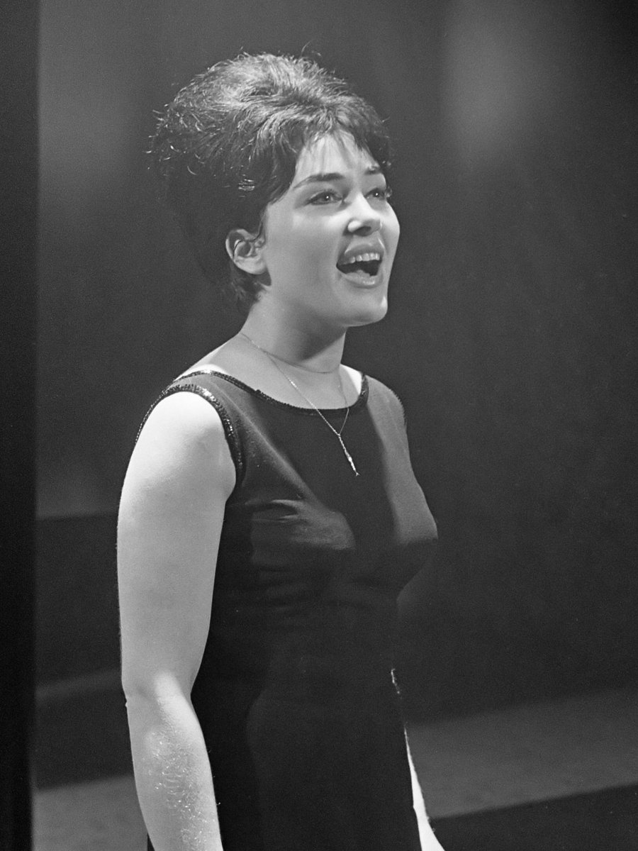 IsraelenFrance's tweet photo. Profondément attristés de la disparition de Rika Zaraï qui a conquis le ❤️ des 🇫🇷 avec son bel accent de sabra. Elle a chanté Israël et Jérusalem avec passion et dévouement. C'est une des plus belles voix d'🇮🇱 en français qui s'est éteinte. Nos condoléances à son époux JP Magnier https://t.co/bLEd8YvVlG
