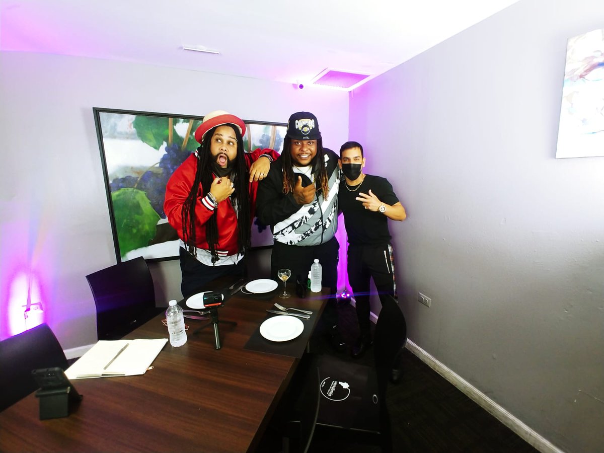 djpredatorpr's tweet image. Pronto... @lennox

Y se nos aparecio de sorpresa nuestro pana @titobambinoelpatron 

#LechoneandoConPapo 

#Foodie
@papotienelarespuesta