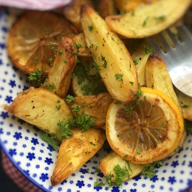 junedarville's tweet image. 🍋🍋🍋 𝐎𝐯𝐞𝐧 𝐑𝐨𝐚𝐬𝐭 𝐋𝐞𝐦𝐨𝐧 𝐏𝐨𝐭𝐚𝐭𝐨𝐞𝐬 - Give your oven roasted #Christmas #potatoes just that little extra kick by simply drizzling them with a little #lemon juice! 🍋🍋🍋
𝐑𝐞𝐜𝐢𝐩𝐞 &amp;gt;&amp;gt; junedarville.com/lemon-potatoes…
#belgianfoodie #belgianfoodblogger #antwerpfoodie