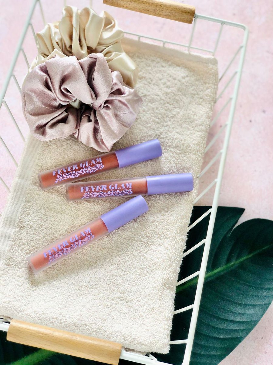 jyazndn's tweet image. Hello si comel mini lipgloss 😍 

Siapa suka guna lipgloss? 🙋🏻‍♀️

Kalau pakai lipmatte lepastu apply lipgloss lagi cunnn! 

#fgglowgloss #FeverGlamMYEdition