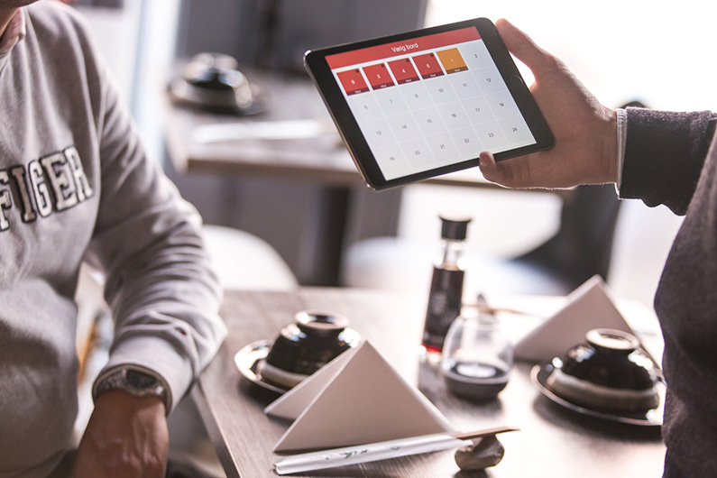 postecinc's tweet photo. A mobile point of sale is just a point of sale that's on a tablet computer, right? Is there anything more to it? In short, yes. There's a lot more to it. Read our latest blog post to learn about five key advantages to using a mobile POS: https://t.co/ouISyne037 #restaurant https://t.co/D8mYDCRBmB