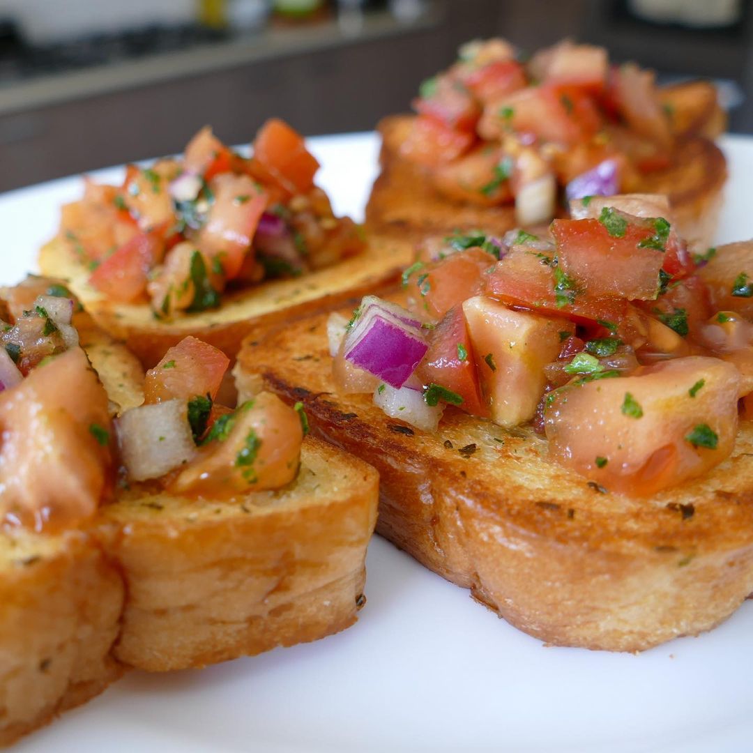 Top bruschetta with a sprinkle of Lightly Dried Basil for a fresh finish! (📷 IG: beauty_and_the_bite) 🍅