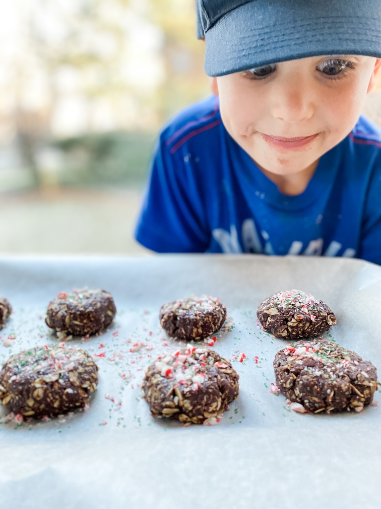 These No Bake Chocolate Candy Cane Cookies were made for my 5 year-old son. If anyone has a child between the ages of 2-5, you know how devastating it is to break your candy cane. So we crushed those broken canes into cookies. Take that, candy cane. linktr.ee/mcdanielnutrit…