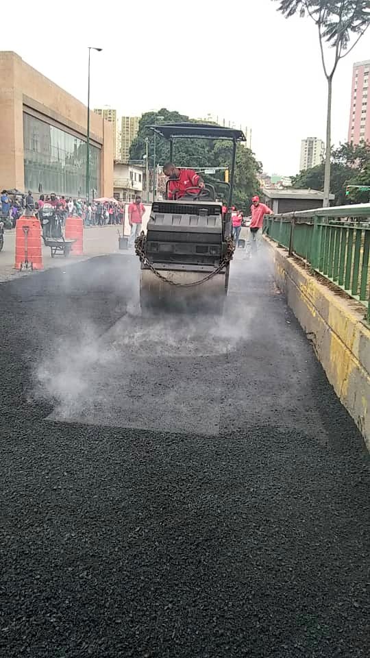ErikaPSUV's tweet image. En estas navidades no paramos de trabajar por nuestra ciudad, por eso, estamos asfaltando en los Jardines del Valle para el buen tránsito del pueblo caraqueño. Un esfuerzo en conjunto con @Noti_Capital ¡Sigamos trabajando como un solo gobierno revolucionario por Caracas!