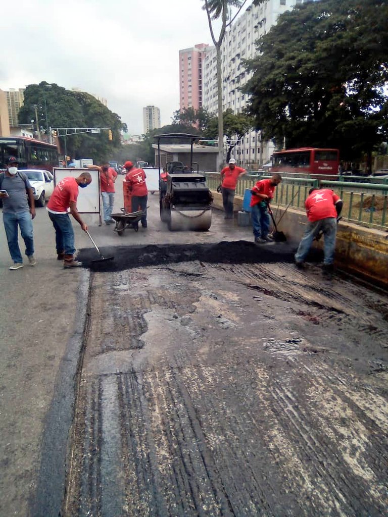 ErikaPSUV's tweet image. En estas navidades no paramos de trabajar por nuestra ciudad, por eso, estamos asfaltando en los Jardines del Valle para el buen tránsito del pueblo caraqueño. Un esfuerzo en conjunto con @Noti_Capital ¡Sigamos trabajando como un solo gobierno revolucionario por Caracas!