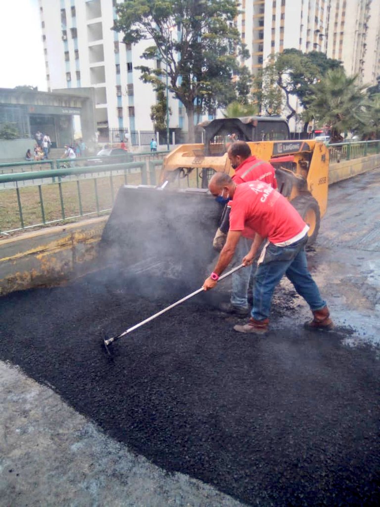 ErikaPSUV's tweet image. En estas navidades no paramos de trabajar por nuestra ciudad, por eso, estamos asfaltando en los Jardines del Valle para el buen tránsito del pueblo caraqueño. Un esfuerzo en conjunto con @Noti_Capital ¡Sigamos trabajando como un solo gobierno revolucionario por Caracas!
