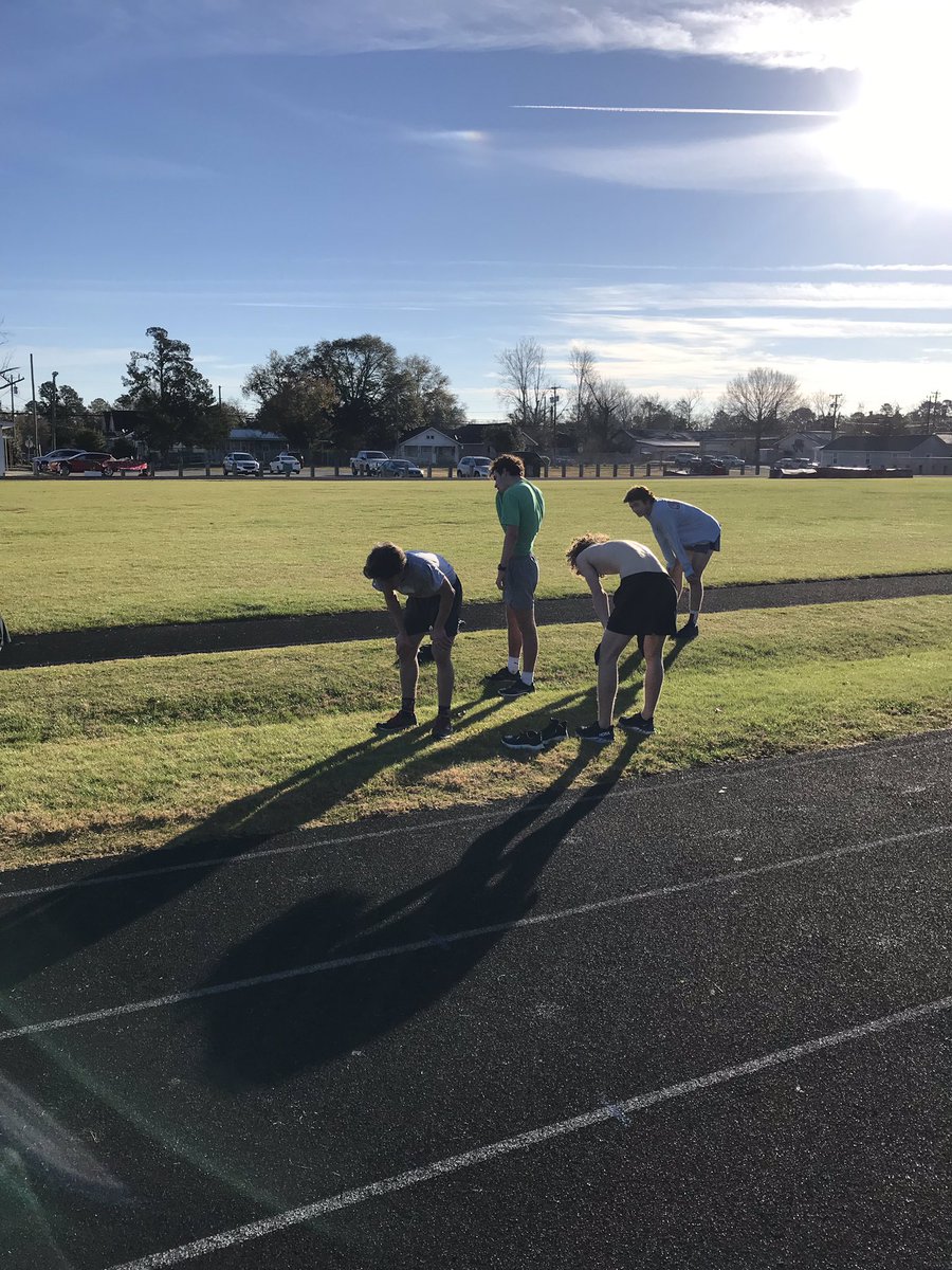 zmanruns's tweet photo. When they bent over I know Iβm working them hard. After- pre Xmas treats #run #eat #xc #newhanoverHS https://t.co/C7NPVdptH6