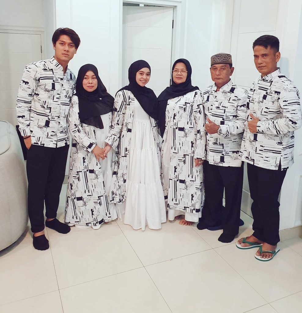 LeslarloversB's tweet photo. Happy Monthsarry leslarlovers yang ke-5 🖤🎉
@Lesti_Jenong_DA @RizkyBillar
#leslarlovers 
#lestykejora #rizkybillar
#bismillahkawalsampaihalal
#BISMILLAHLESLARMENUJUHALAL https://t.co/t00dtPJQFs