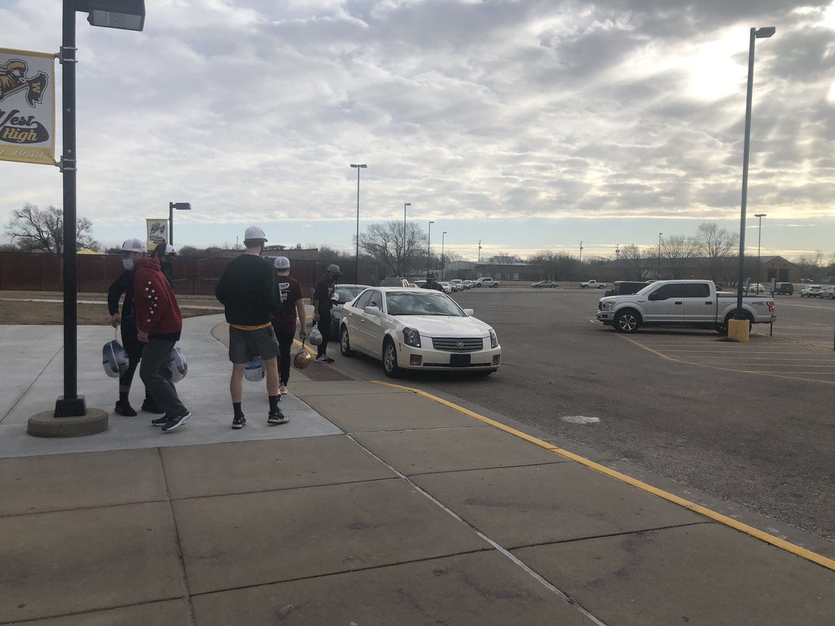 WWestBaseball's tweet photo. Turkey/ham giveaway has been a huge success. Still have a few turkeys and hams to hand out!! Come out to West High!!
#community #wichitausd259 https://t.co/CbjQfkbyzz