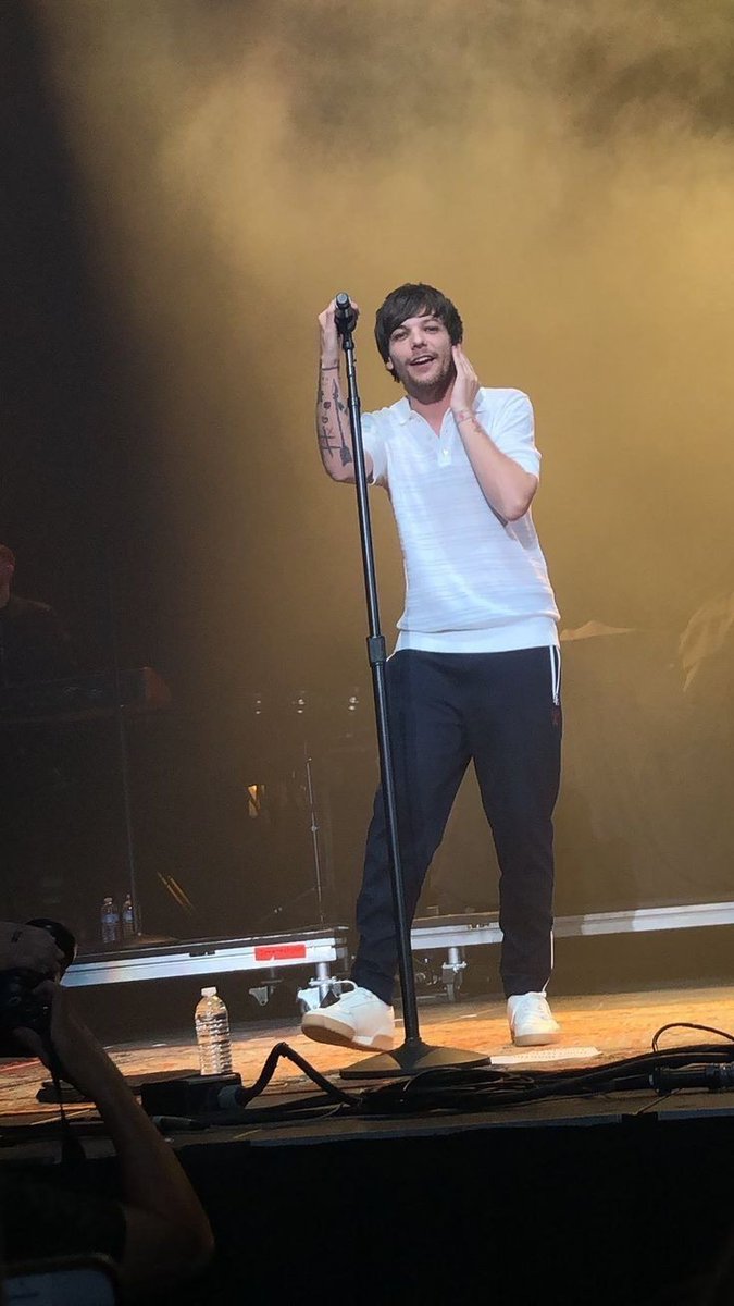 star25star28's tweet photo. Happy 29 ✨🎈💫
#lightsforlouis https://t.co/eaOEA8cOyI