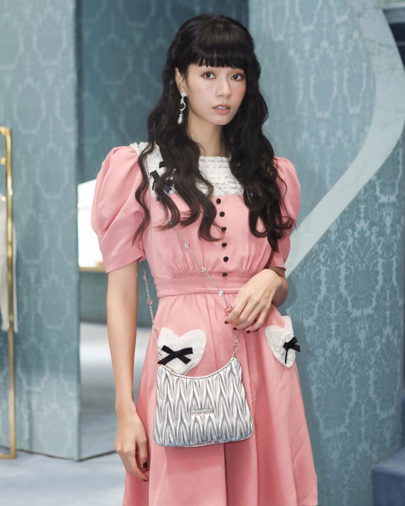 MIUMIUofficial's tweet photo. #PatriciaLin, #EileenYo, #KiwiLee, #KuoYuanYuan guests attending the #MiuMiuSelect by #HannahQuinlivan event in our boutique in Taipei. https://t.co/nmFrhJ3vMG