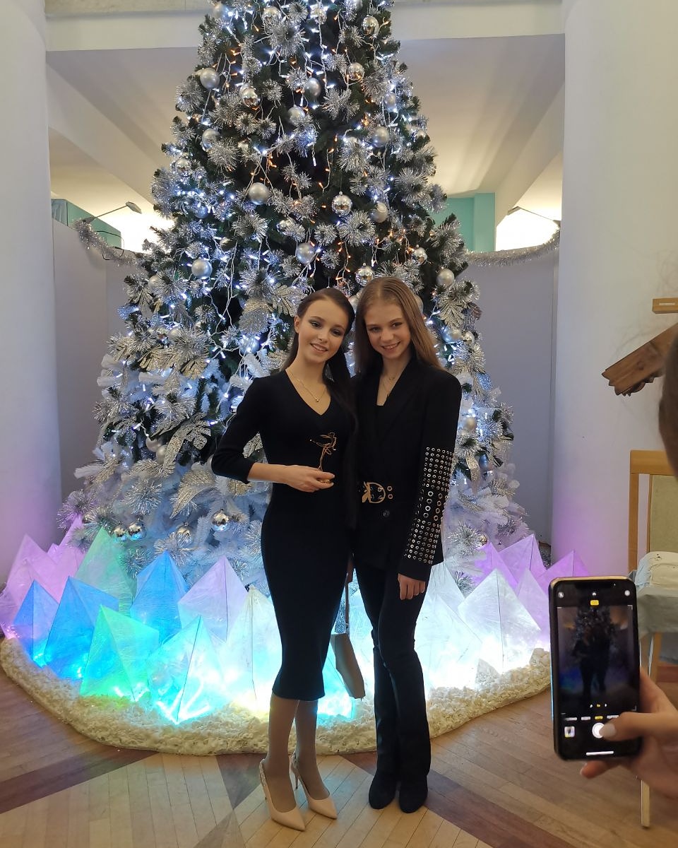 skatingplotwist's tweet photo. ANNA SHCHERBAKOVA AND SASHA TRUSOVA REUNION 🥺🥰🥰🥰 https://t.co/nuJiN4oQk8