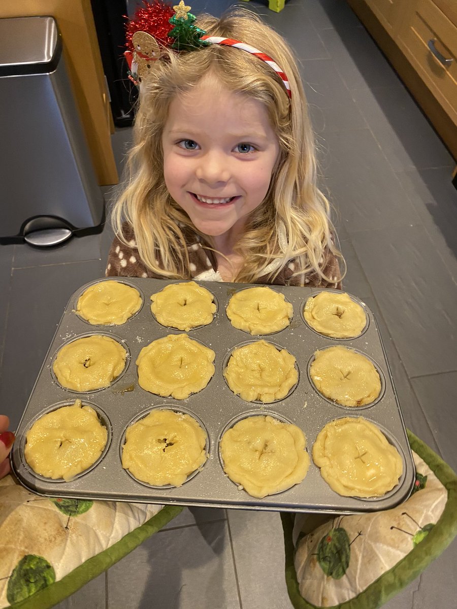 ZoeBrunswick's tweet photo. @PaulHollywood we made your mince pies today #BakedwithLove 👩‍🍳#christmasisnotcancelled 💖🎄 https://t.co/hL8wZdWDLO