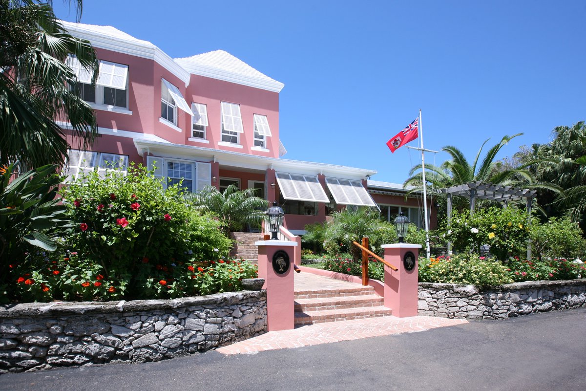 investBermuda's tweet photo. With the #WorkFromBermuda certificate, you can work in an environment with global connections & stay in luxury at @RoyalPalmsBda, which is now offering special rates for long-term stays. Don't miss out on our warm island & world-class business destination. https://t.co/PRka6ZidPu https://t.co/3pjnKJb0D4