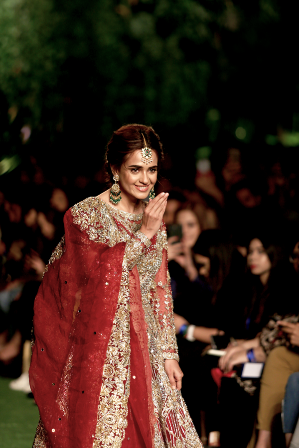 TFotojenix's tweet photo. Sumbal Iqbal is a vision of elegance and beauty in “Aaina” by Saira Rizwan

#PFDC #PLBW19 #pfdclorealparisbridalweek #BridalCouture #Fashion #Lifestyle  #Style #BeautyMeetsFashion #fashionvideos #fashionphotography  #thefotojenix #SumbalIqbal #SairaRizwan @PFDCOfficial https://t.co/sfqzRxSV8x
