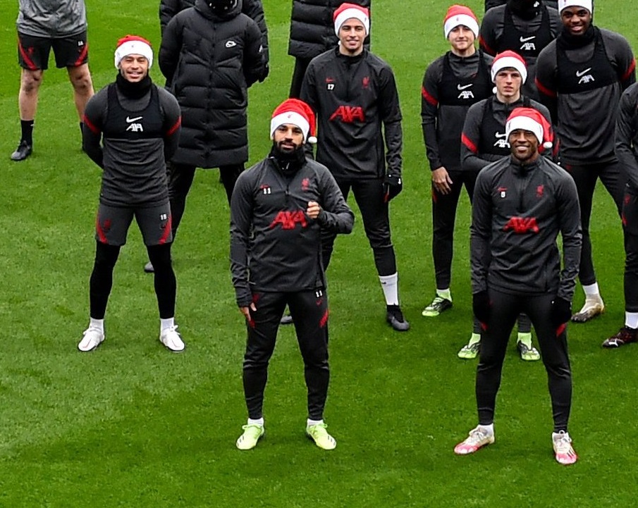 محمد صلاح ونجوم ليفربول يرتدون قبعة سانتا كلوز أجواء احتفالية بمران الريدز