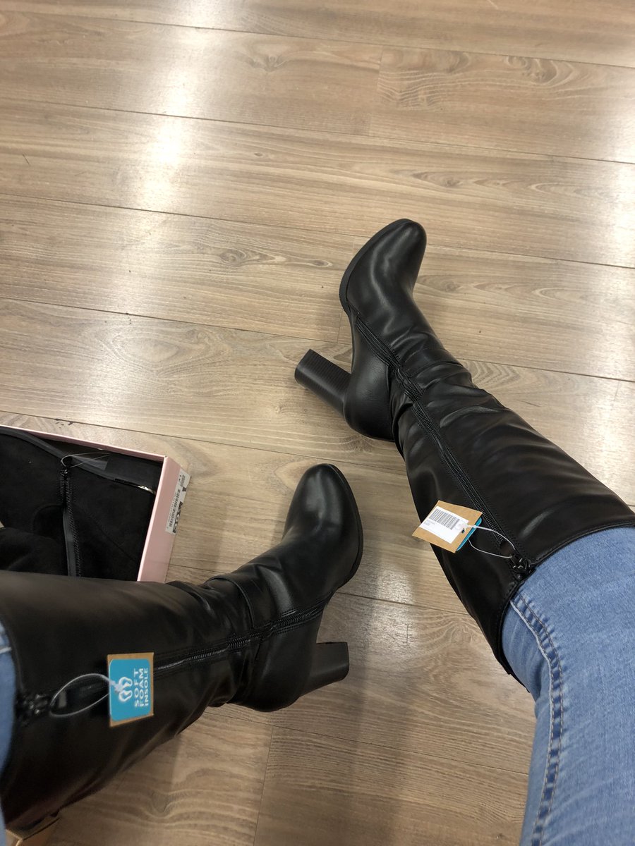 MarieBerion's tweet photo. Qui est le larbin qui va me les rembourser pour que je puisse le dominer avec ? https://t.co/wakwuDvnyH