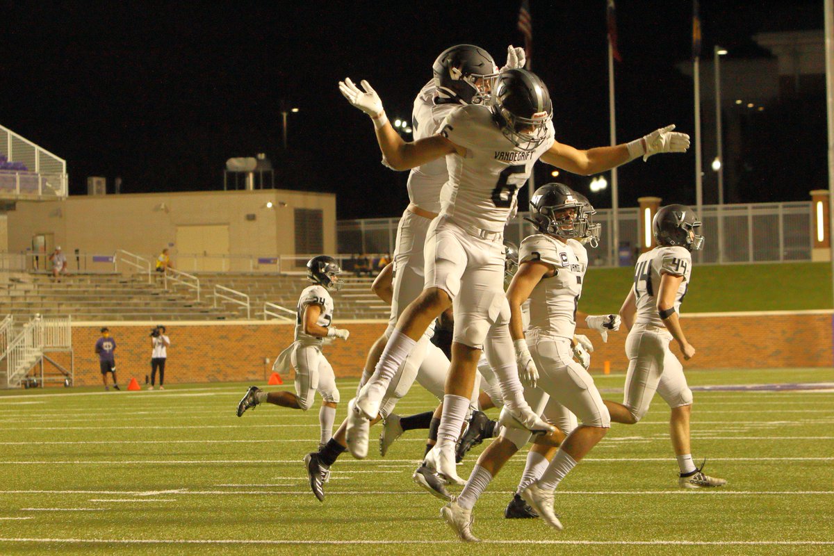 dctf's tweet photo. DAY AFTER #CHRISTMAS FOOTBALL!

@VHSFootball 

📸 Darrell Gest https://t.co/S7GwokQzEY