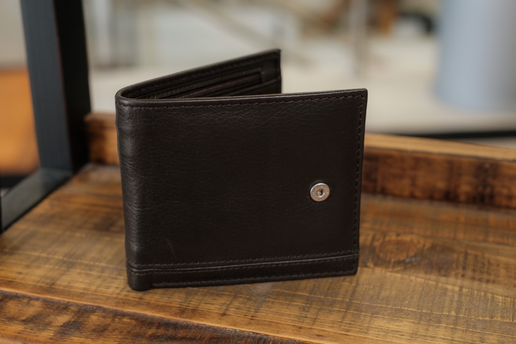 Who doesn't need a new leather wallet??

Pop in to pick up your last minute gifts.

#ManixMenswear