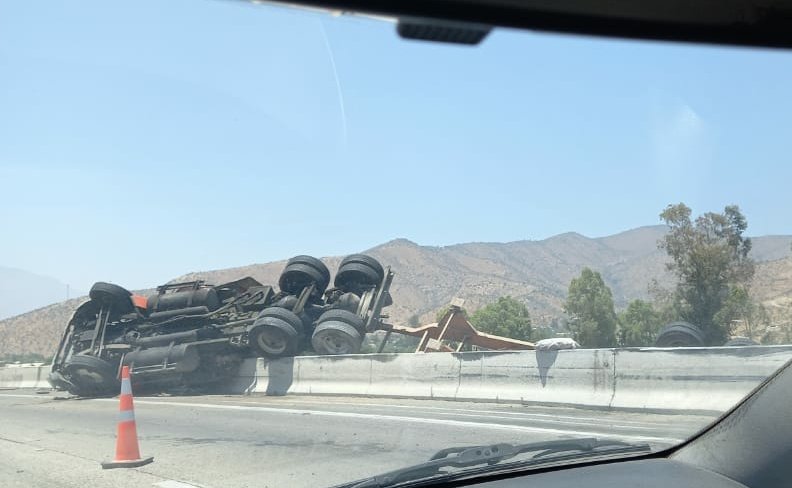 TTIValparaiso's tweet image. ⚠️AHORA [13:38] #Ruta68: accidente de camión altura Curacaví en dirección a Santiago. Restricción de pista derecha. #Precaucion