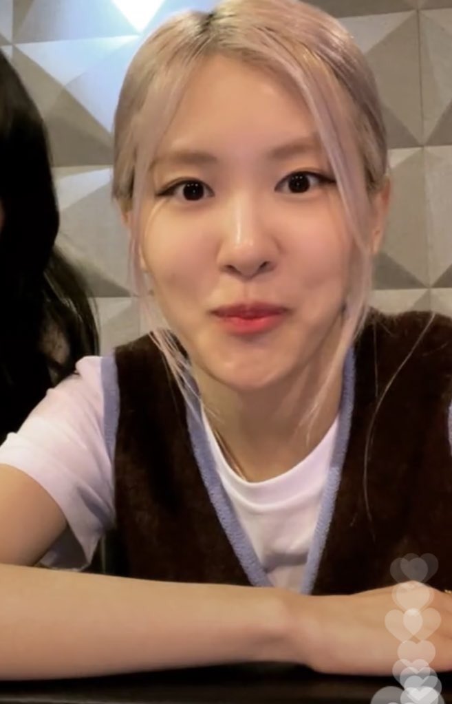 rosie tweet media