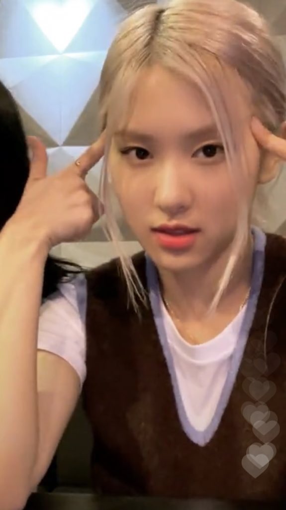 the way I live for rosé’s facial expressions