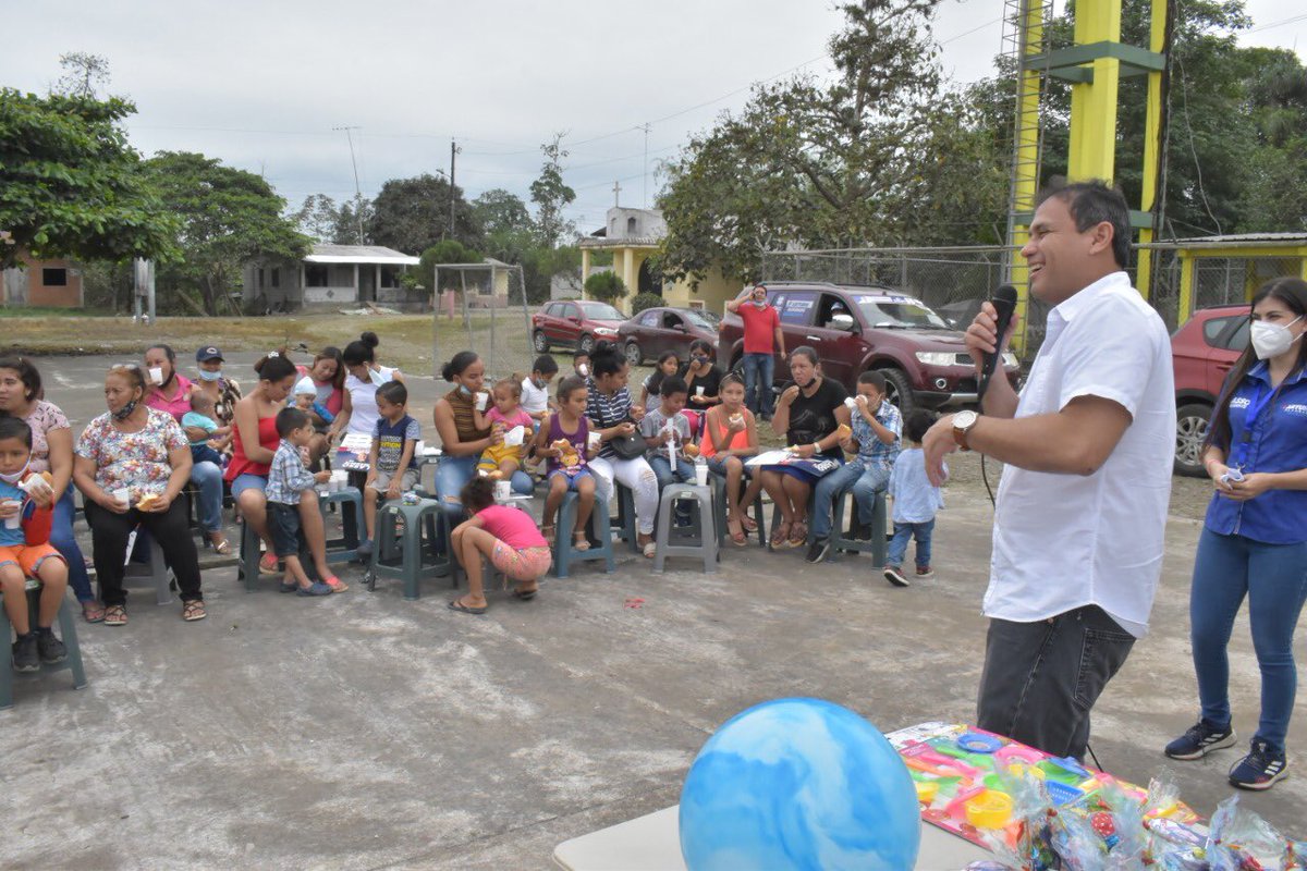 aalvarado_21's tweet photo. Me llena de felicidad y satisfacción  compartir con las familias de diversos recintos de mi querida provincia #LosRíos, junto a mi equipo tratamos de llevarles un poco de alegría y sana distracción en estos duros momentos.
#CapacidadParaCambiar https://t.co/D8PYEGOrx4