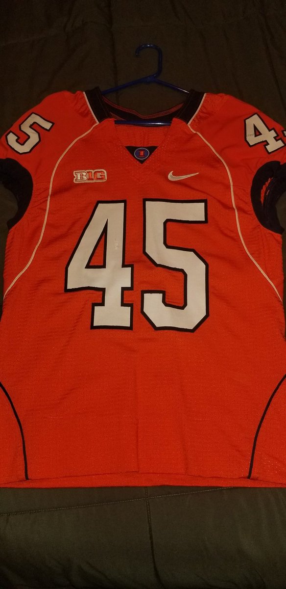 LiquidKerr's tweet photo. @DreBrown27 @IlliniFootball @ILLequipment @IlliniAD @usnikefootball It seems some subtle tweaks(eliminate piping, etc.)to this was all we needed. That is what I see with Dre's post.  My issue with the helmet now is the orange that we cant seem to replicate from years ago. https://t.co/9DnhLgW0oX