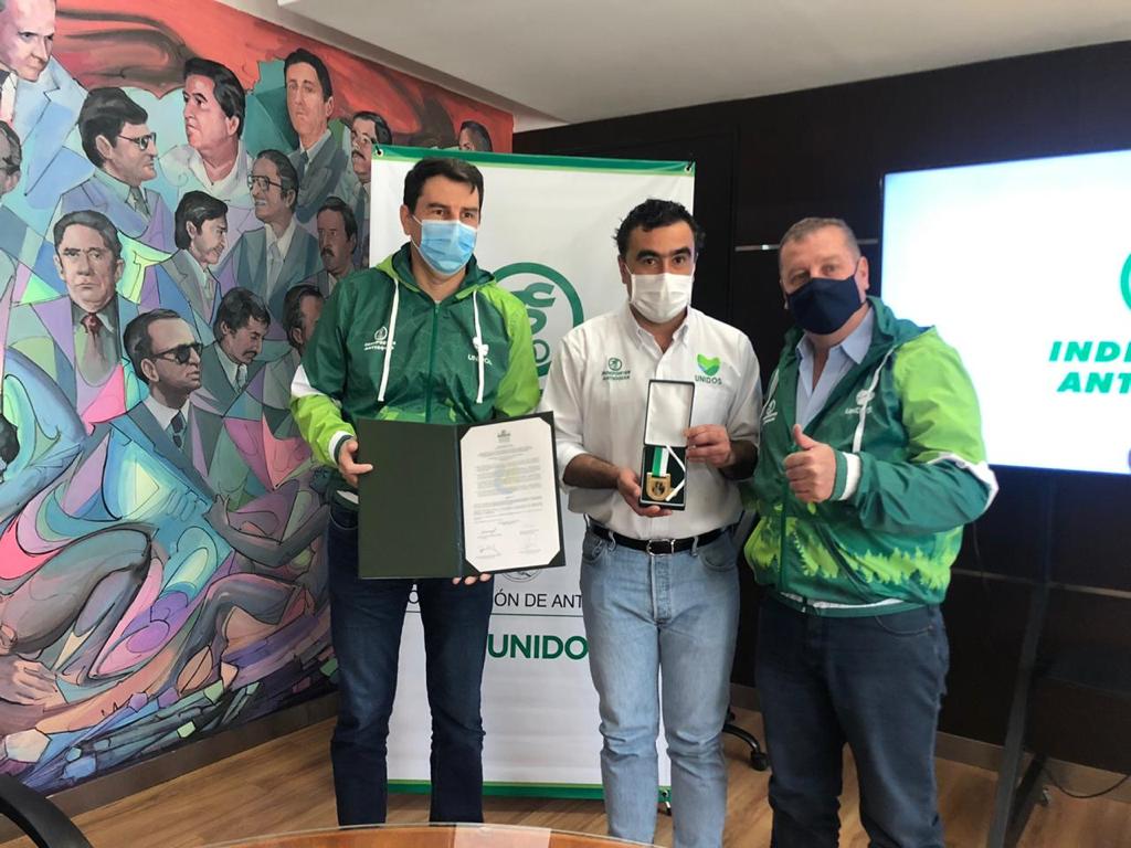 anibalgaviria's tweet photo. 🏅 Celebramos el reconocimiento Orden al Mérito Cívico y Empresarial otorgado por la @asambleadeant a @SergioRoldanG y @IndeportesAnt, que se suma a la reciente distinción de @acordantioquia. GRACIAS a todo el equipo por servir con alegría y pasión al deporte antioqueño 👏 https://t.co/01Et0z5lq6