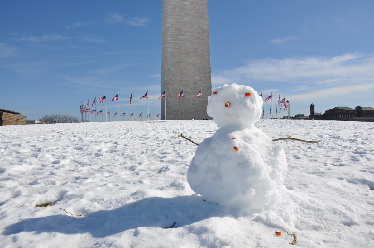 zippyman818's tweet photo. @TheNationalMall Happy Holidays! #NationalMall #Snow #BidenInaug https://t.co/GQEltITXza